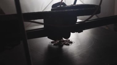 3D yazıcı yakın planda çalışıyor. Yüksek teknoloji, ısıtılmış polimer malzemeli plastik parçaların hızlı basımı. Makine modern bir prototip nesnesi oluşturur