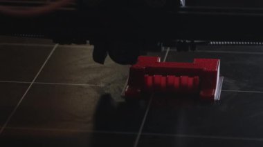 3D yazıcı yakın planda çalışıyor. Yüksek teknoloji, ısıtılmış polimer malzemeli plastik parçaların hızlı basımı. Makine modern bir prototip nesnesi oluşturur