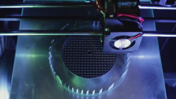 Impresora 3D trabajando de cerca. Impresión rápida de alta tecnología de piezas de plástico a granel con materiales poliméricos calentados. La máquina crea un objeto prototipo moderno — Vídeos de Stock