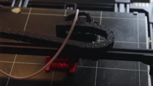 3D printer werkt close-up. High-tech snel printen van bulk plastic onderdelen met verwarmde polymeer materialen. Machine creëert een modern prototype object — Stockvideo