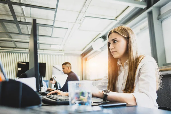 Ingenjör designer arbetar på stationär dator i fabriken — Stockfoto