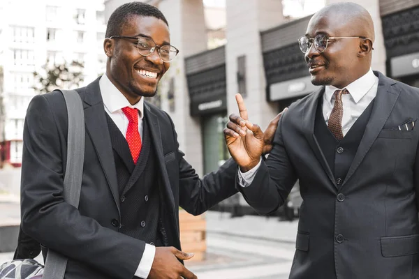 Encontro de dois amigos de longa data do empresário negro afro-americano em ternos ao ar livre — Fotografia de Stock