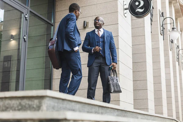 Dos negro afroamericano hombre de negocios en trajes al aire libre. — Foto de Stock