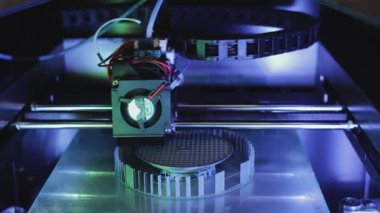 3D yazıcı yakın planda çalışıyor. Yüksek teknoloji, ısıtılmış polimer malzemeli plastik parçaların hızlı basımı. Makine modern bir prototip nesnesi oluşturur
