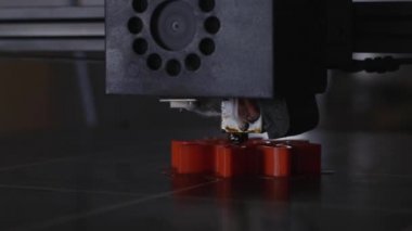 3D yazıcı yakın planda çalışıyor. Yüksek teknoloji, ısıtılmış polimer malzemeli plastik parçaların hızlı basımı. Makine modern bir prototip nesnesi oluşturur