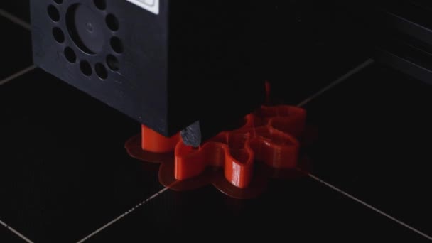 3D printer werkt close-up. High-tech snel printen van bulk plastic onderdelen met verwarmde polymeer materialen. Machine creëert een modern prototype object — Stockvideo