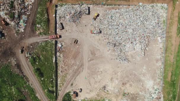 Vista aérea del basurero. Imágenes 4K de un dron en un vertedero para el reciclaje y eliminación de basura. Daños y daños a la naturaleza al enterrar residuos domésticos — Vídeos de Stock