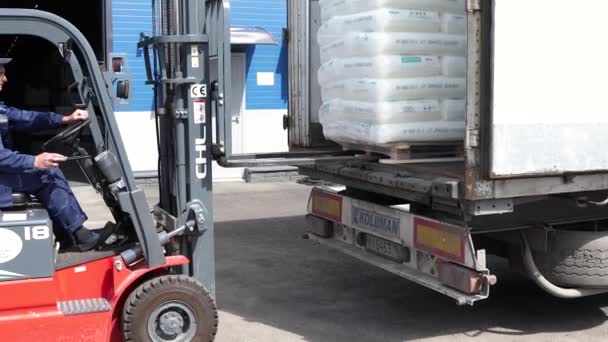 Ufa, Rusia, 30 Juni 2020. Pabrik produksi polipropilena. Seorang pria di forklift bekerja di sebuah gudang besar, membongkar tas bahan baku — Stok Video