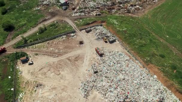 Vista aérea del basurero. Imágenes 4K de un dron en un vertedero para el reciclaje y eliminación de basura. Daños y daños a la naturaleza al enterrar residuos domésticos — Vídeos de Stock