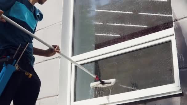 Profesjonalny pracownik myje okna specjalnymi produktami. Usługi sprzątania — Wideo stockowe