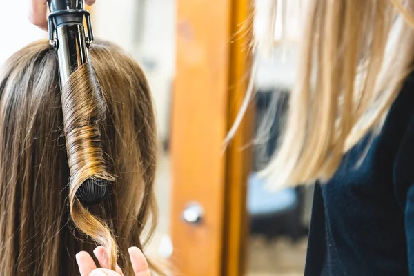 Mistryně žena kadeřnice jemně kudrlinky vlasy curling dívka v salonu krásy. Styling vlasů — Stock fotografie