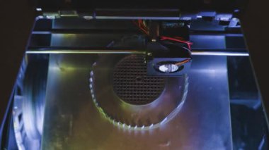 3D yazıcı yakın planda çalışıyor. Yüksek teknoloji, ısıtılmış polimer malzemeli plastik parçaların hızlı basımı. Makine modern bir prototip nesnesi oluşturur