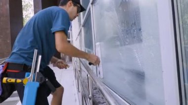 4K görüntüler profesyonel cam temizleme ve cam temizleme uzmanları tarafından yakın plan çekiliyor.