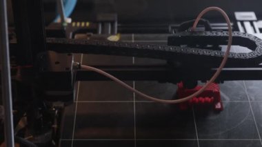 3D yazıcı yakın planda çalışıyor. Yüksek teknoloji, ısıtılmış polimer malzemeli plastik parçaların hızlı basımı. Makine modern bir prototip nesnesi oluşturur