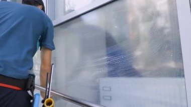 4K görüntüler profesyonel cam temizleme ve cam temizleme uzmanları tarafından yakın plan çekiliyor.