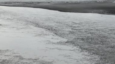 Buzun üstünde akan su. Bahar nehri