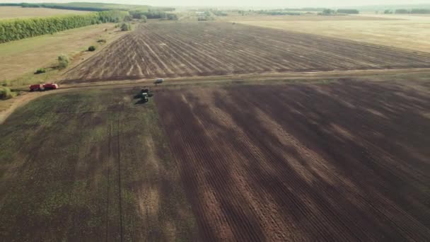 4K-Drohnenaufnahmen von oben mit speziellen Geräten auf dem Feld zur Bodenbearbeitung und Vorbereitung auf die Erntezeit. — Stockvideo