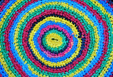 geri dönüştürülmüş malzemelerden dokuma halı