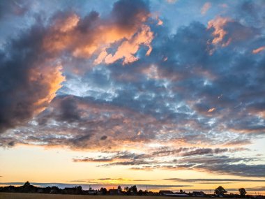 Sahada parlak gün batımı
