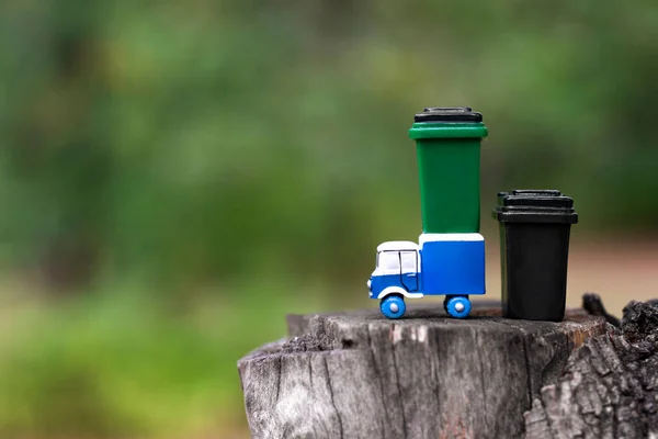 Toy Garbage Truck Garbage Cans Standing Tree Hemp Blurred Forest — Stock Photo, Image