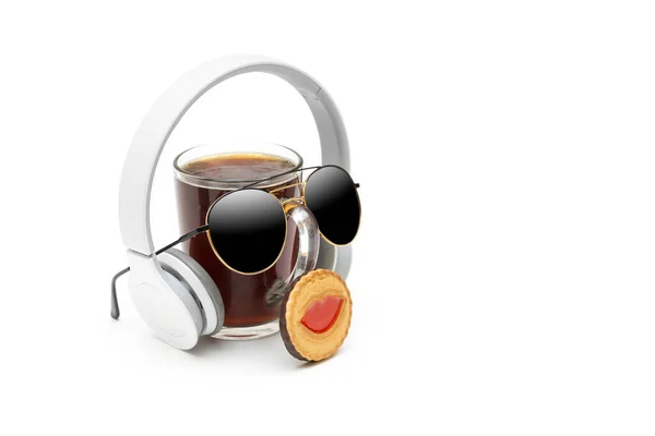 Zabawna Kompozycja Wykonana Szklanki Zimnej Kawy Słuchawek Okularów Przeciwsłonecznych Ciasteczka — Zdjęcie stockowe