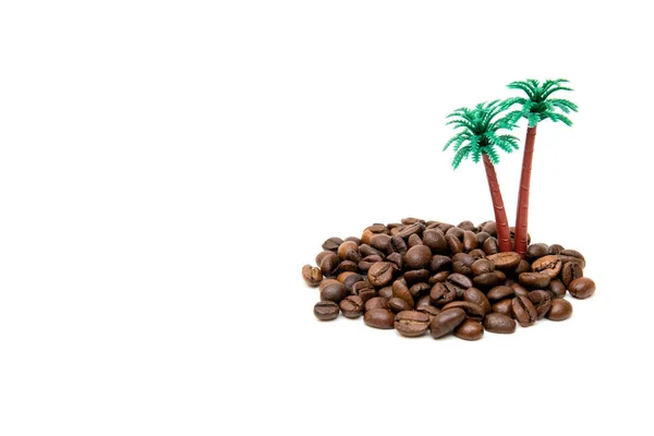 Miniatuur Exotisch Eiland Gemaakt Van Gebrande Koffiebonen Speelgoed Palmbomen Geïsoleerd — Stockfoto