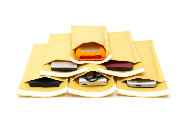 Pile Enveloppes Bulles Rembourrées Jaunes Avec Six Disques Durs Isolés — Photo