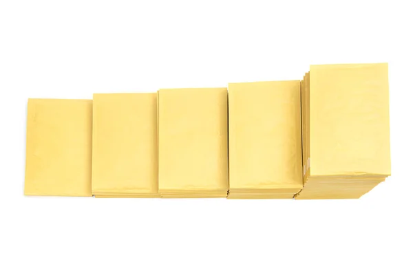 Κάτοψη Των Πέντε Στοίβες Των Κίτρινων Φακέλων Αλληλογραφίας Διατεταγμένες Κατά — Φωτογραφία Αρχείου