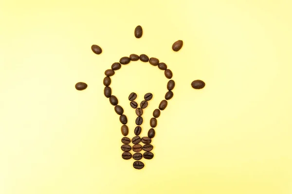 Glödande Glödlampa Form Gjord Kaffebönor Gul Bakgrund — Stockfoto