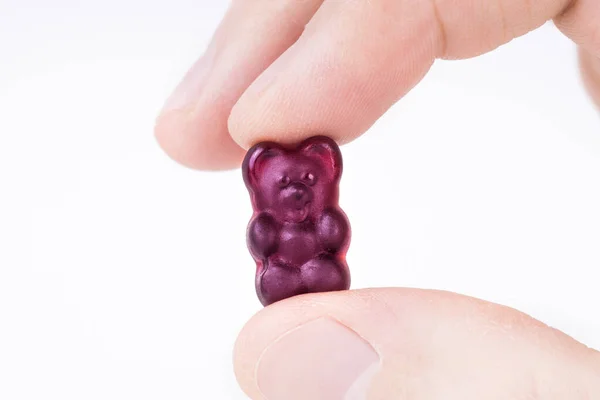 Beskär Syn Manliga Fingrar Som Håller Lila Gummy Björn Mot — Stockfoto