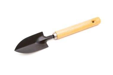 Beyaz arka planda izole edilmiş bir bahçe işçisinin yakın çekimi.