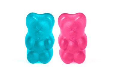 Mavi ve pembe jelibon ayıcıkları beyazın üzerinde izole edilmiş.