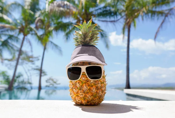 Personaje Divertido Piña Con Gafas Sol Una Gorra Junto Una — Foto de Stock