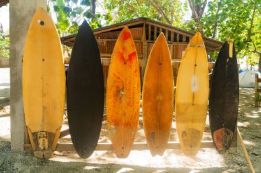 Tahta kapı 6 yıllık ve sörf kampında sörf tahtası kullanılmış.