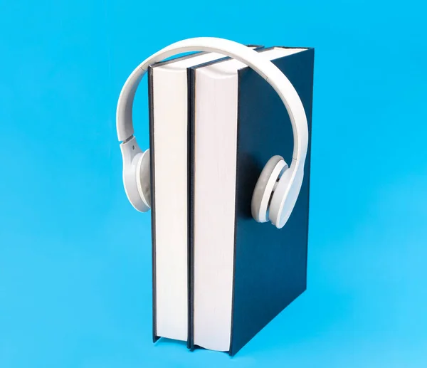 Livres Écouteurs Isolés Sur Blanc Apprendre Travers Les Livres Audio — Photo