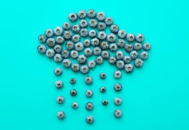 Mavi arka planda taze yaban mersininden yapılmış yoğun yağmur bulutu