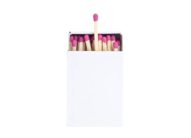 Beyaz arkaplanda izole edilmiş kibrit kutusunun yakın plan görüntüsü.