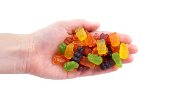 Çok renkli ayıcıklarla dolu bir insan eli, beyaza izole edilmiş..