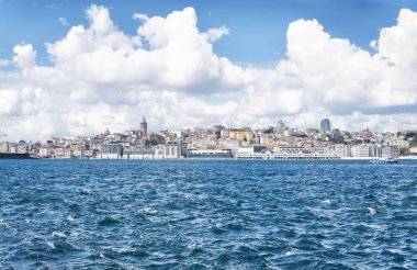 İstanbul Boğazı 'nda gökyüzünde kalın beyaz bulutlar var