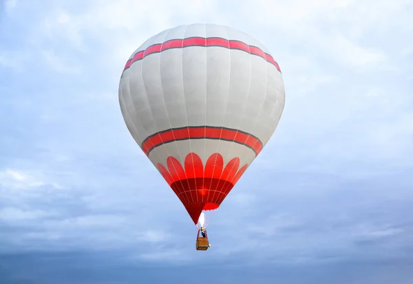 Varmluftsballong Med Liten Korg Och Operatör Himlen — Stockfoto