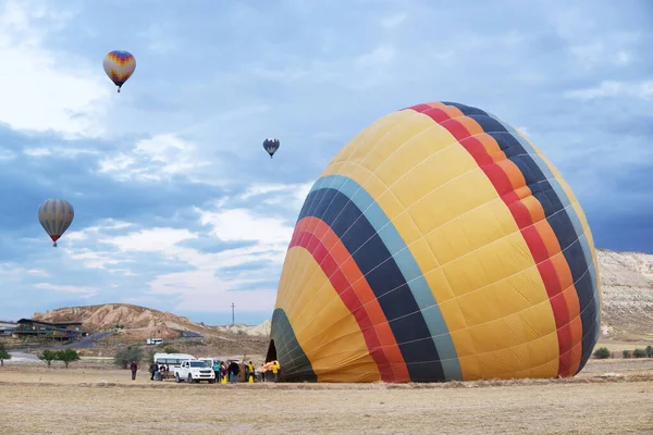 Tourists Waiting Crew Heat Air Balloon Launch Point Cappadocia Turkey — Stock Photo, Image