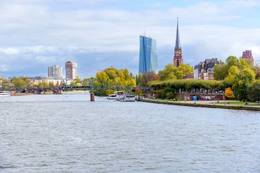 Frankfurt, Almanya - 21 Ekim 2025: Frankfurt 'un finans mimarisi, tarihi şehir manzarası ve kentsel gelişimi gözler önüne seren sakin Main River ile birlikte öne çıktı..