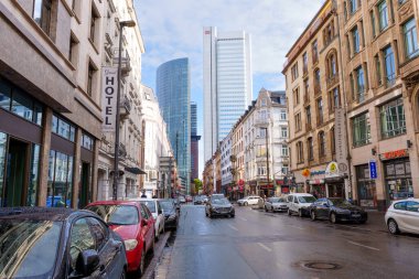 Frankfurt, Almanya - 21 Ekim 2025: Frankfurt, Almanya 'da şehir caddesi, çeşitli mimari manzaralar sergiliyor. Çağdaş yüksek binalarla geleneksel cepheler yan yana..