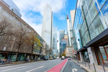 Frankfurt, Almanya - 21 Ekim 2025 Frankfurt 'un parlak gökdelenleri ve hareketli bir sokak manzarasının yer aldığı gökyüzü manzarası.