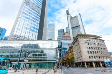Frankfurt, Almanya - 21 Ekim 2025: Frankfurt 'ta klasik mimariyle yan yana modern gökdelenlerin çarpıcı manzarası.