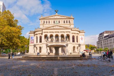 Frankfurt, Almanya - 21 Ekim 2025: Frankfurt 'un ikonik Alte Oper' i ve onun canlı halk meydanı, Opernplatz, açık bir gökyüzü altında sonbahar yaprakları arasında insanlarla dolup taşıyor..