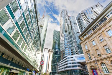 Frankfurt, Almanya - 21 Ekim 2025: Vibrant Frankfurt 'un gökdelenleri ve parlak, mavi gökyüzünün altındaki tarihi bir taş bina.