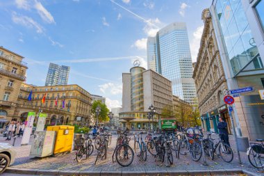 Frankfurt, Almanya - 21 Ekim 2025: Frankfurt sokak gösterileri ikonik Deutsche Bank Twin Towers ve tarihi Steigenberger Frankfurter Hof, günlük yaşamla vızıldıyor.