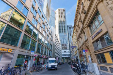 Frankfurt, Almanya - 21 Ekim 2025: Frankfurt 'un kentsel caddesi, kentin canlı nabzını yansıtan klasik cephe ve modern cam gökdelenlerin zorlayıcı bir mimari karışımını sunuyor.