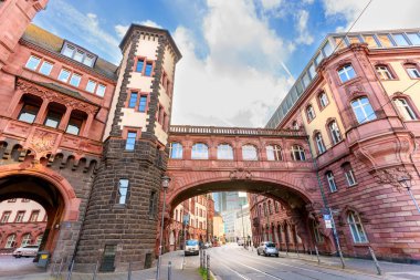 Frankfurt, Almanya - 21 Ekim 2025: Frankfurt 'un tarihi Roemerberg meydanında St. Bartholomew Katedrali, geleneksel yarı keresteli evler ve hareketli açık hava kafeler yer almaktadır.